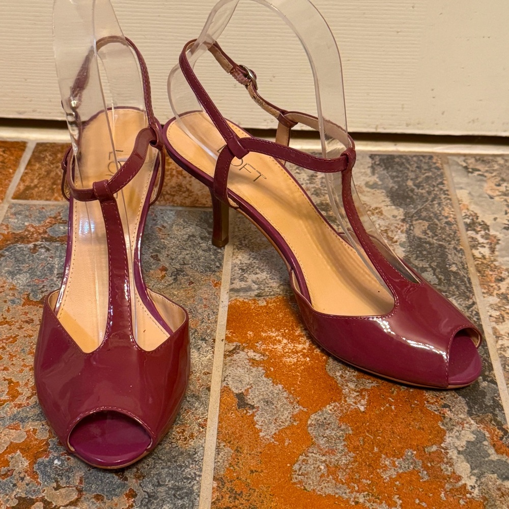 🎁LOFT Beautiful Burgundy/Light Mauve T-Strap Peep-Toe Heels!
